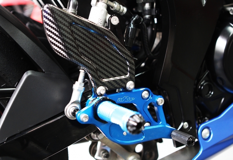 GSX-R150_腳踏後移卡夢版