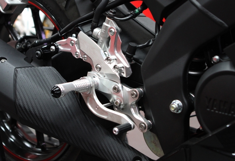 YZF-R15_腳踏後移組