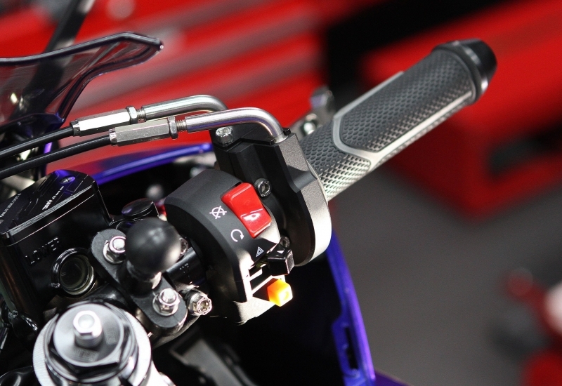 YAMAHA_YZF-R3_快速油門座+雙油門線+雙閃燈開關組+全黑握把套